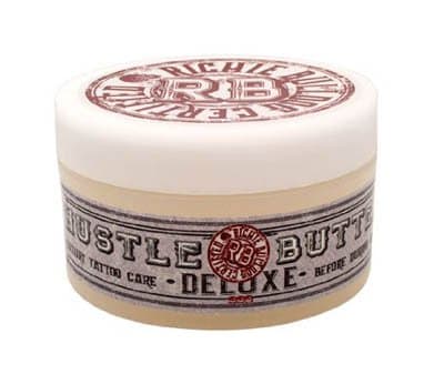 Hustle ButterDieses Produkt wird vor, während und nach dem Tattoo verwendet und beweist, dass Sie keine Prahlerei verlieren müssen, wenn Sie vegan leben. Dieses Produkt wird aus Mango-, Papaya-, Kokos- und Sheabutter hergestellt und ist ideal, um die Haut während einer Tätowierung frisch zu halten, eine Tätowierung während des Heilungsprozesses zu nähren und Schwellungen zu reduzieren. Sie können das einzige von Richie Bulldog zertifizierte Nachpflegeprodukt im Inked Shop abholen.