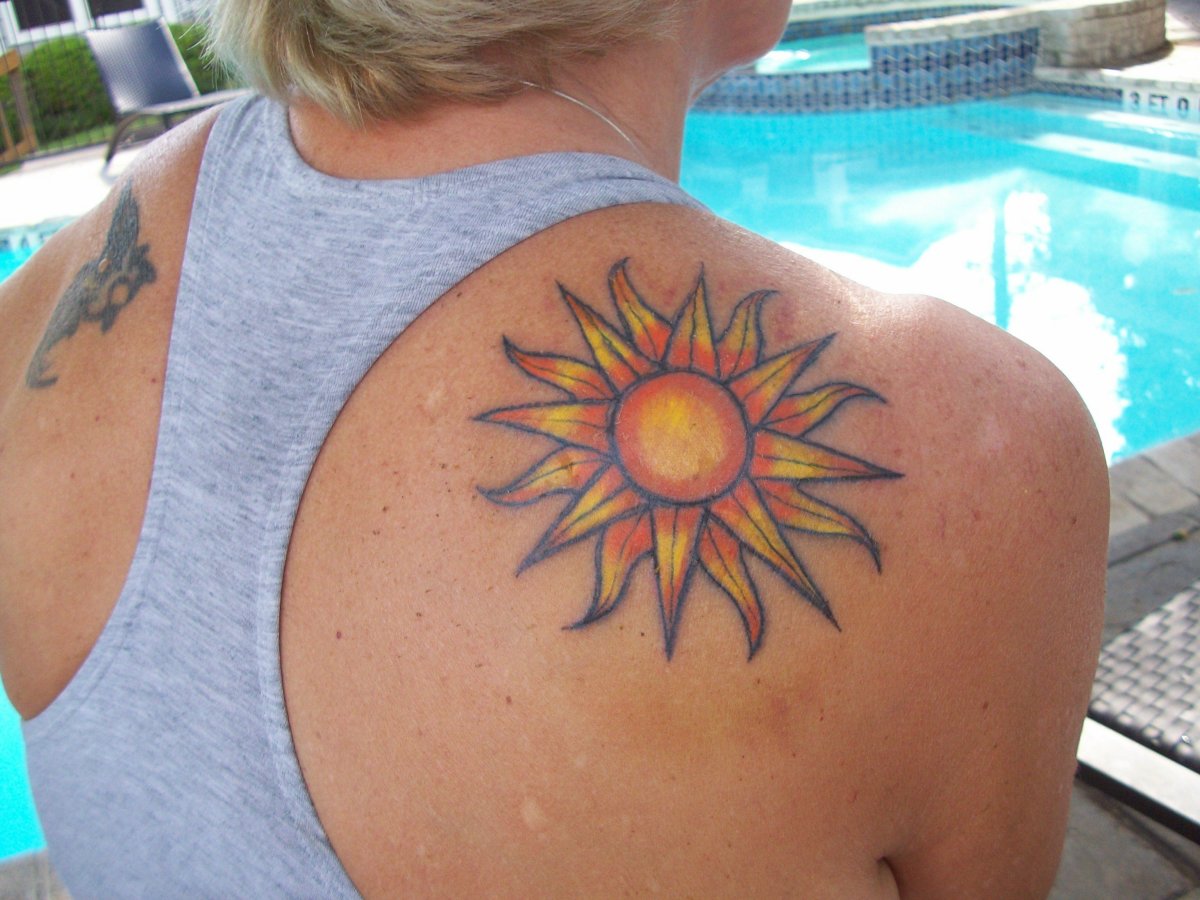 Sonne-Tattoo-auf-Rücken