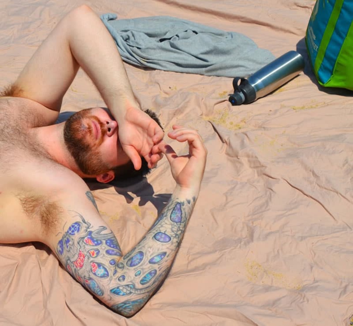 Tattoo-Mann-Sonnenbaden