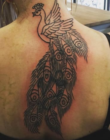 Kontinuierliche Schmerzen - Tage 2-3 In den nächsten Tagen wird Ihr Tattoo wahrscheinlich immer noch geschwollen, rot und wund sein. Das ist völlig normal. Größere Tattoos, an denen in einer Sitzung mehr Stunden gearbeitet wurden, bleiben wahrscheinlich länger wund und geschwollen als ein kleineres Tattoo. Grundsätzlich gilt: Je mehr Traumata Ihre Haut erleiden musste, desto länger dauert es, sich zu beruhigen und zu heilen. Die Haut um ein Tattoo herum kann für einige Tage nach dem Verlassen des Studios sehr rot erscheinen. Dies ist normal, aber wenn die Rötung nach einer Woche nicht nachlässt, gehen Sie zurück zum Künstler oder suchen Sie einen Arzt auf, um dies untersuchen zu lassen, falls eine mögliche Infektion vorliegt. Du solltest dein Tattoo in den ersten Wochen (morgens und abends) mindestens zweimal täglich waschen, um das Infektionsrisiko zu minimieren. Achten Sie beim Waschen Ihres Tattoos darauf, dass das Wasser nicht heißer als lauwarm ist, die Seife hautfreundlich ist und keine künstlichen Duftstoffe und keinen Alkohol enthält, da diese Inhaltsstoffe Ihre Haut zu sehr reizen und austrocknen können, was in -Turn beeinflusst die Gesamtqualität und die Heilungsrate Ihres Tattoos. Wenn du dein Tattoo nach dem Waschen trocknen möchtest, schrubbe nicht über die Tinte, da dies eventuell gebildete Krusten verdrängen und wegziehen kann. Dieses Schrubben und Abziehen von Schorf kann auch Tinte aus deinem Tattoo ziehen und fleckige Bereiche schaffen, in denen Farbe verloren gegangen ist. Tupfe den Bereich stattdessen trocken, oder lasse den Bereich auf natürliche Weise an der Luft trocknen. Machen Sie sich auch keine Sorgen, wenn Sie während der ersten Tage beim Reinigen/Trocknen überschüssige Tinte von Ihrem Tattoo abwaschen. das ist völlig normal und sollte das Ergebnis deines Tattoos nicht beeinflussen. Dies ist nur überschüssige Tinte, die durch die oberen Hautschichten geflutet ist, als der Künstler versuchte, die Haut mit so viel Tinte wie möglich zu füllen – das Zeichen eines guten Künstlers. Schließlich wirst du am 2./3. Tag wahrscheinlich bemerken, dass dein Tattoo angefangen hat, leicht stumpf und trüb auszusehen. Auf diese Weise zeigt Ihre Haut, dass sie sich darauf vorbereitet, in die Schorfphase des Heilungsprozesses überzugehen.