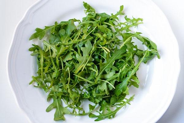 poner rúcula en un plato