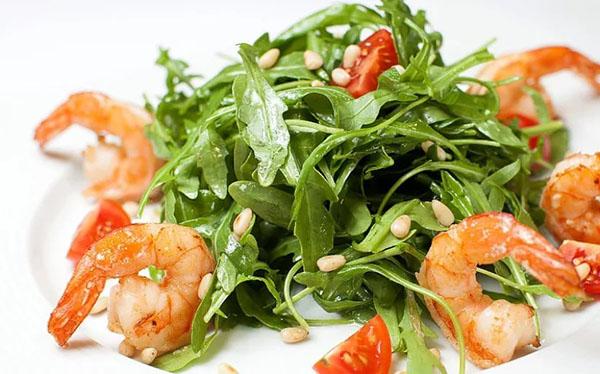 ensalada con rúcula y gambas