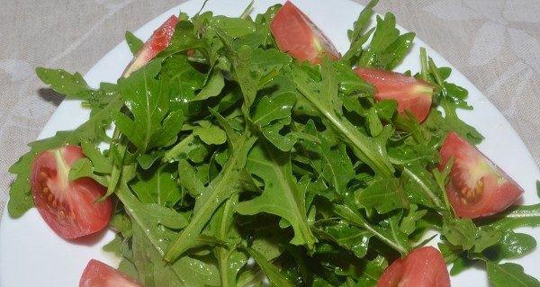 poner rúcula y tomates