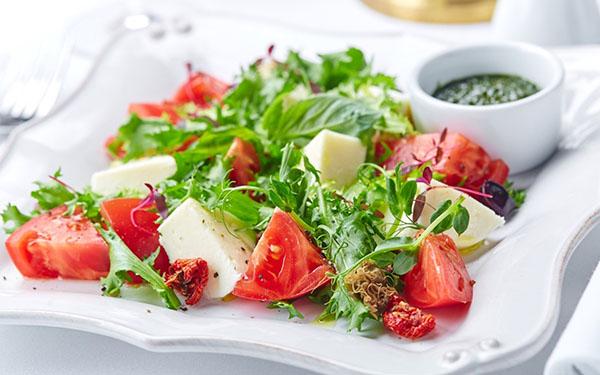 ensalada con rúcula y queso mozzarella