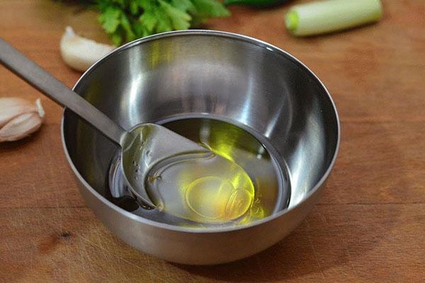 salsa de vinagre de vino y aceite de oliva