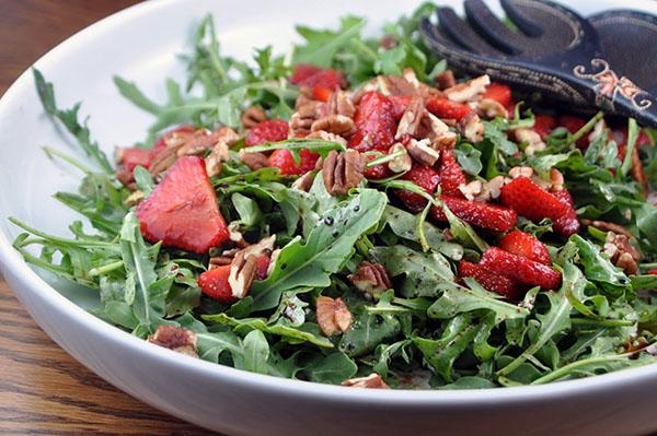 ensalada con rúcula y fresas