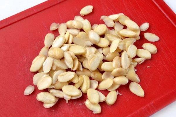 pelar las almendras