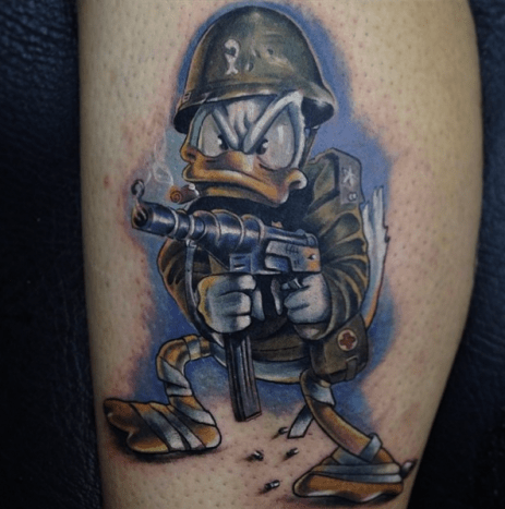 Donald Duck wurde 1942 eingezogen, was ihn 8 Jahre alt gemacht hätte. Weg, einen für den Team-Kumpel zu nehmen. Tattoo von Oscar Castrillon