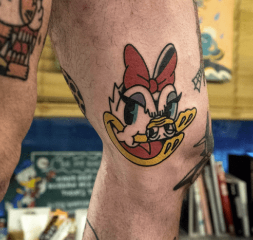 Das zweite Double Face Tattoo dieser Galerie von @woo_tattooer, diesmal von Daisy Duck.