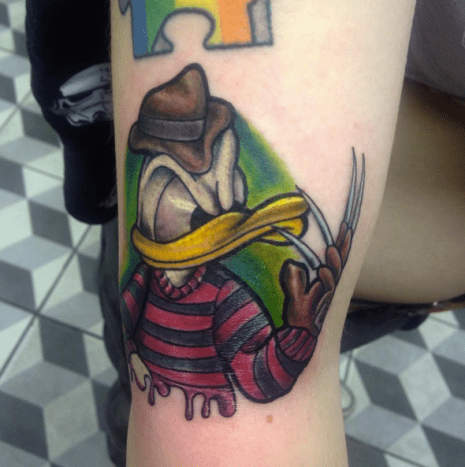 بنك دبي الوطني فقط دونالد متنكراً بشخصية فريدي كروجر من فيلم A Nightmare on Elm Street. وشم صنع في Bravest Kids Tattoo