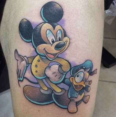 Mickey Mouse mit einem Stofftier seines Kumpels Donald Duck. Donald, was ist mit deinem Auge passiert? Tattoo von Andy Walker