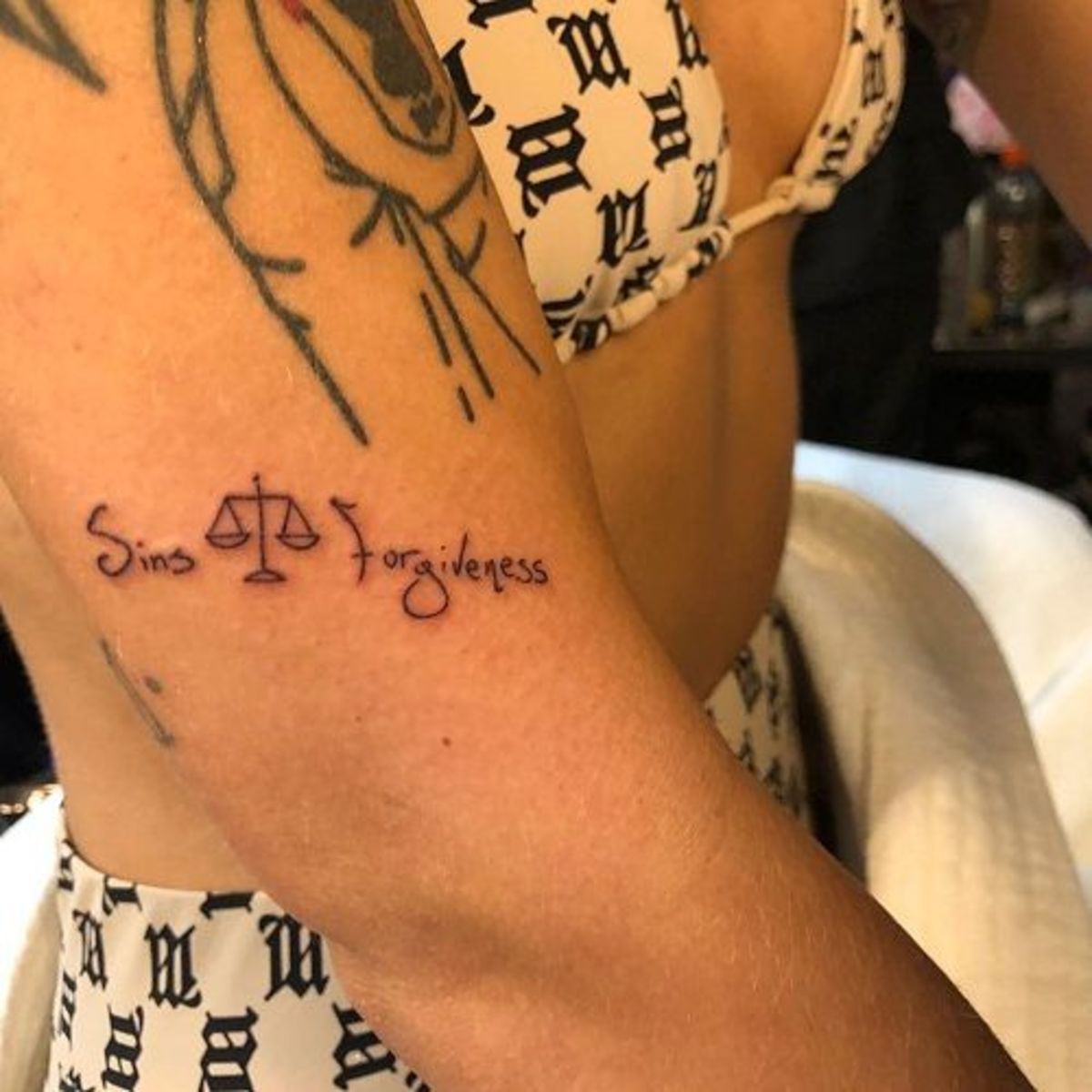Halsey-hříchy-a-odpuštění-tetování