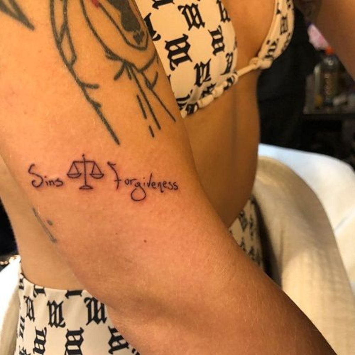 Halsey-Sünden-und-Vergebung-Tattoo