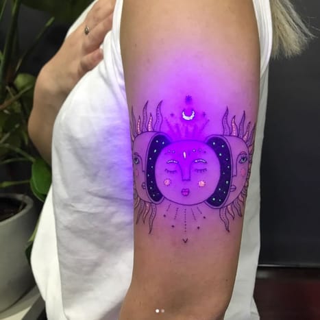 Foto přes @_____tukoi_____ Kromě toho, že je ultrafialová oblíbená u hlavních průmyslových kreativ, se dnes vyskytuje také v tetování.