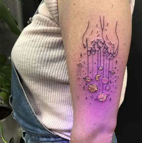 Foto via @_____tukoi_____Wir können uns keinen besseren Weg vorstellen, um unter ultraviolettem Licht kreativ zu leben, als mit einem Tattoo!