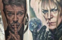 Dvě velmi odlišné strany Davida Bowieho si zde nechal vytetovat mistr tetování popkultury Chris Jones. Jedním z nich je Bowie v pozdějších letech a druhým jeho role ve fantasy filmu Labyrint z roku 1980.