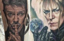 Zwei sehr unterschiedliche Seiten von David Bowie wurden hier von dem Popkultur-Tätowiermeister Chris Jones tätowiert. Der eine ist Bowie in seinen späteren Jahren, der andere in seiner Rolle im Fantasy-Film Labyrinth aus den 1980er Jahren.