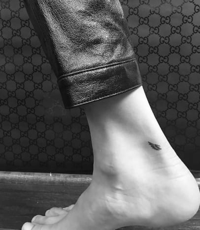 Eines von Bella Hadids Flügel-Tattoos. (Foto: JonBoy/Instagram) Während sie Anfang des Monats den 53. Geburtstag von Yolanda Hadid in New York City feierte (11. Januar), beauftragte das Model den Star-Tattoo-Künstler JonBoy, ihr ein Paar zu schenken von winzigen Engelsflügeln an der Innen- und Außenseite ihres rechten Knöchels, und das Endprodukt ist alles, was wir von einem JonBoy-Special erwarten würden – zart, feminin und absolut perfekt.