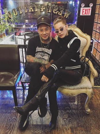 JonBoy und Bella Hadid am Tag ihrer letzten Tattoo-Session. (Foto: JonBoy/Instagram)Hadid war in die Zeit nach ihrer kürzlichen Trennung von The Weeknd verwickelt, die seitdem bei Selena Gomez gesichtet wurde. Indem sie sich ein Paar Flügel an den Knöchel tätowieren lässt, könnte die 20-Jährige auch ihre neu gewonnene Freiheit als Single-Lady feiern.