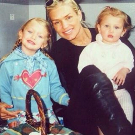 Altes Foto von Baby Bella Hadid mit Mutter Yolanda und Schwester Gigi. (Foto: Bella Hadid/Instagram) Das Model ging zu Instagram, um ihre Mutter mit Geburtstagswünschen zu überschütten, und teilte eine Rückblick-Aufnahme ihrer Familie zusammen mit der Überschrift: „Heute ist der Tag, an dem unser wunderschöner Engel, meine beste Freundin und Mutter war in diese Welt gebracht! Danke für alles!!!! Niemand liebt dich mehr als ich @yolanda.hadid Alles Gute zum Geburtstag süße Mama“ und Herz und Taube Emojis. Es ist möglich, dass Hadids Knöchel-Tattoo zusätzlich zu ihrem ersten Victoria’s Secret Fashion Show-Spaziergang zu Ehren ihrer Mutter, ihres „schönen Engels“, gemacht wurde.