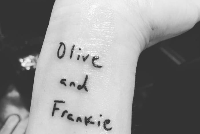 Drew Barrymore hat ein Tattoo ihrer beiden Töchter' Namen.