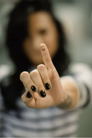 Wir wissen, dass Demi Lovato's andere Tattoos hat, aber wussten Sie von diesem entzückenden kleinen Finger?