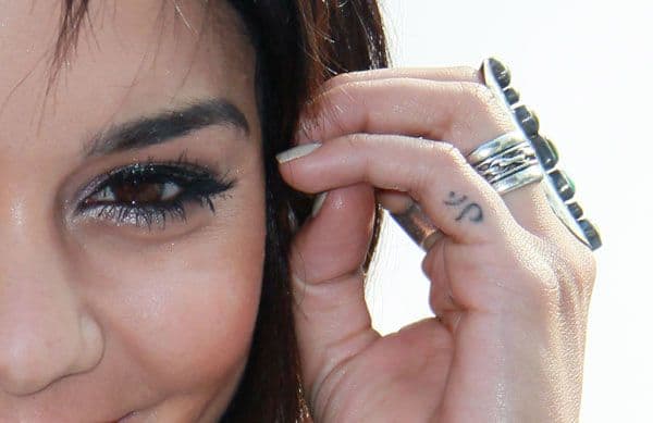 An der Seite von Vanessa Hudgens' Pinky ist ein kleines Tattoo.