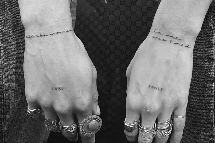 Model und Aktivistin Adwoa Aboah hat zwei winzige Tattoos über ihren Mittelfingerknöcheln, die zusammen Gurl Power sagen.