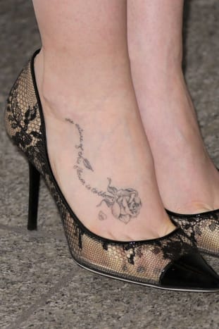Lily Collins má tetování na noze, které říká: The Nature of This Flower is to Bloom.