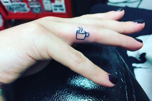 Tetování Lea Michele na šálku kávy.