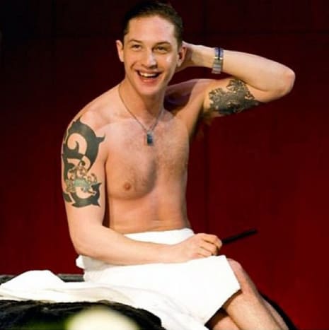 „Lindy King“-Tattoo auf seinem linken Arm, ein Versprechen an seinen langjährigen Agenten, dass er sich seinen Namen tätowieren lassen würde, wenn er Tom nach Hollywood bringen würde Ein Drachentattoo auf seinem linken Arm, eingefärbt für Sarah Ward, die in das Jahr des Drachen