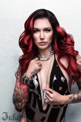 Cervena Fox je tetovací supermodelka, pokud jste to nevěděli, přesto rychle pochopíte proč.