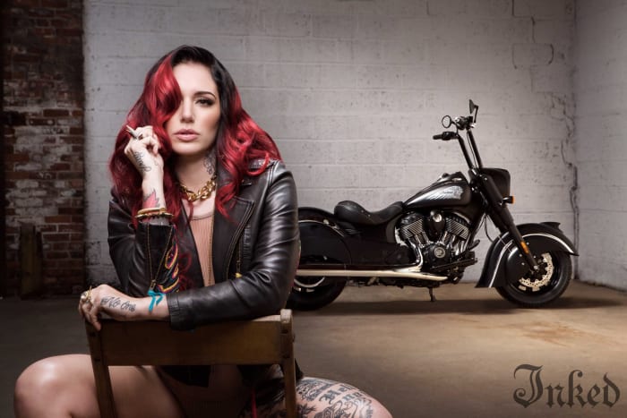 Tuto fotografii zveřejnila na svém Instagramu s titulkem: Jsem hrdý na to, že mohu oznámit, že jsem nový model obálky pro problém @inkedmag Motor? toto byl jeden z mých snů, kterých jsem chtěl dosáhnout, a nemůžu uvěřit tomu, že dnes se o to můžu s vámi podělit, kluci !!! Tým byl naprosto neuvěřitelný a já jsem se při natáčení tohoto problému tolik bavil !!!