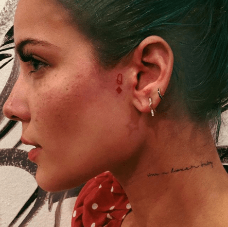 Seit wir in der Musikszene aufgetreten sind, konnten wir Halseys Entwicklung als Künstlerin beobachten und ihre Tattoos sind ebenfalls gewachsen.