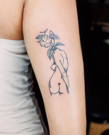 Foto: @hnnhtattoo Hannah Kang - která pracuje v „Nice Tattoo Parlor“ v Carroll Gardens v Brooklynu, specializuje se na finální práci a je po ní velký zájem. Styl, který se zákazníkovi zdá dostatečně jednoduchý, ale pro umělce výzva. Původně pochází z Koreje, Kang tetuje od roku 2014 a zaměřuje se hlavně na jemný a realistický styl. 