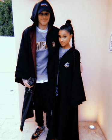 Kurz nachdem sie sich von ihren langjährigen Beziehungen getrennt hatten, gaben SNL's Pete Davidson und die Popdiva Ariana Grande bekannt, dass sie in einer Beziehung waren.