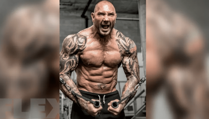 Dave Bautista begann sich während seiner Karriere als Wrestler tätowieren zu lassen, aber er hat seine Sammlung erweitert, seit er in die Schauspielwelt eingetaucht ist. Um Drax zu spielen, trägt er jedoch im Film eine ganz andere Art von Körperkunst.