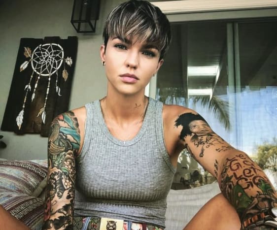 Zatímco její filmový debut teprve čeká, Ruby Rose byla potvrzena, že hraje Batwoman. Myslíte si, že její tetování bude zakomponováno do postavy? Dejte nám vědět v sekci komentáře na Facebooku!