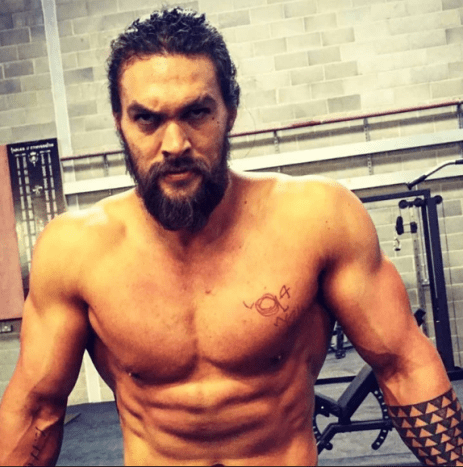 Zatímco pro jeho roli Aquamana bylo přidáno více inkoustu, Jason Momoa má spoustu vlastních tetování!