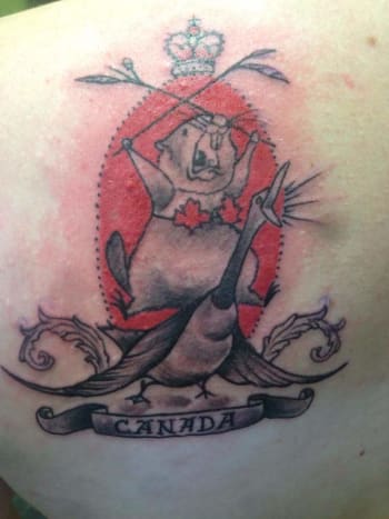 Pokud víte, kdo vytvořil toto tetování, dejte nám prosím vědět. Obrázek přepracovaného kanadského erbu, který byl uveden v tetování Jessiny nohy, poprvé zveřejnil Borutski online v srpnu 2011 s titulkem „Vášeň národa !!!!!“ a setkali se s velkou chválou ostatními hrdými Kanaďany, z nichž se někteří zeptali, zda by jim vadilo použít fotografii jako inspiraci pro tetování. Pokud je nám známo, Jess je jedním z mála, kteří tím skutečně prošli. Několik dalších jedinců dostalo podobné tetování kanadských bobrů a hus, a přestože se návrhy mírně liší, pokud se nás ptáte, jsou stejně úžasní ve své vlastenecké symbolice.