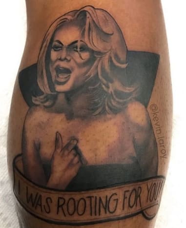 Underwoods Tattoo stellt einen der ikonischsten Momente in der Geschichte des Reality-TV dar, in dem Topmodel-Moderatorin Tyra Banks die Kandidatin Tiffany Richardson anschlug und ihr sagte: 