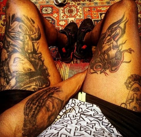 Marcus Underwood zeigte sein Tyra Banks-Fan-Tattoo auf seinem Instagram-Account und schrieb: „Ich denke, man kann mit Sicherheit sagen, dass niemand, den Sie kennen, die Popkultur so liebt wie ich! Frau @tyrabanks danke für diesen Moment, den ich nie vergessen werde (besonders jetzt) ​​Wir alle brauchen hin und wieder ein bisschen harte Liebe, um daran erinnert zu werden, „Verantwortung für sich selbst zu übernehmen, weil niemand anderes es tut.“ Underwood bedankte sich weiterhin beim Tattoo-Künstler Kevin Laroy, der das mittlerweile berühmte Tyra Banks Tattoo eingefärbt hat, das sich mehreren anderen Prominentenporträts anschließt, die auf Underwoods Körper tätowiert wurden, darunter Whoopi Goldberg und Prinzessin Diana.