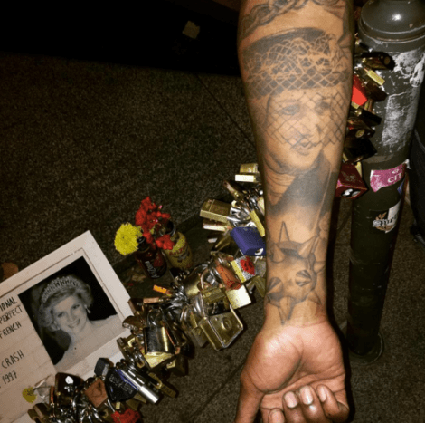Laut Marcus Underwood spielte er ungefähr drei Jahre lang mit der Idee, ein Tyra Banks-Tattoo zu bekommen, bevor er es durchzog, und es ist eine Entscheidung, die er nicht im Geringsten bereut. „Ich habe mich schon immer für coole Out-of-the-Box-Tattoos interessiert“, sagte Underwood gegenüber BuzzFeed News. 
