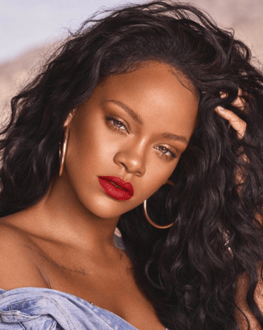 Foto via @badgalriri Im Herbst 2017 enthüllte die Musiksensation Rihanna ihre Make-up-Linie Fenty Beauty. Seitdem strömen die Fans in die Sammlung und viele zeigen ihre Bewunderung über die sozialen Medien.