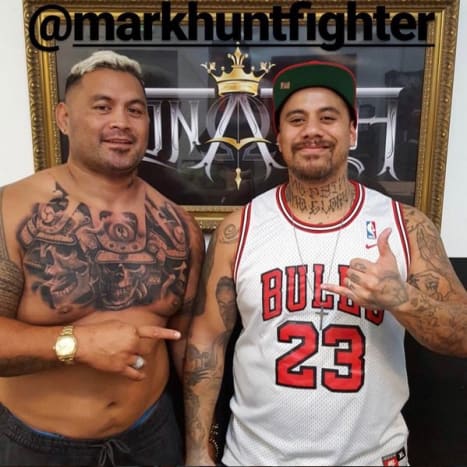 Mark Hunt a tetovací umělec Chris Mata se po tetování pózují na fotografii. Foto: Mark Hunt/Instagram
