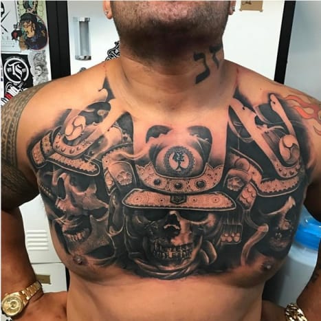 Mark Hunt zobrazující své nové tetování na hrudi samurajské lebky. Foto: Chris Mata 'apa; afa/Instagram.
