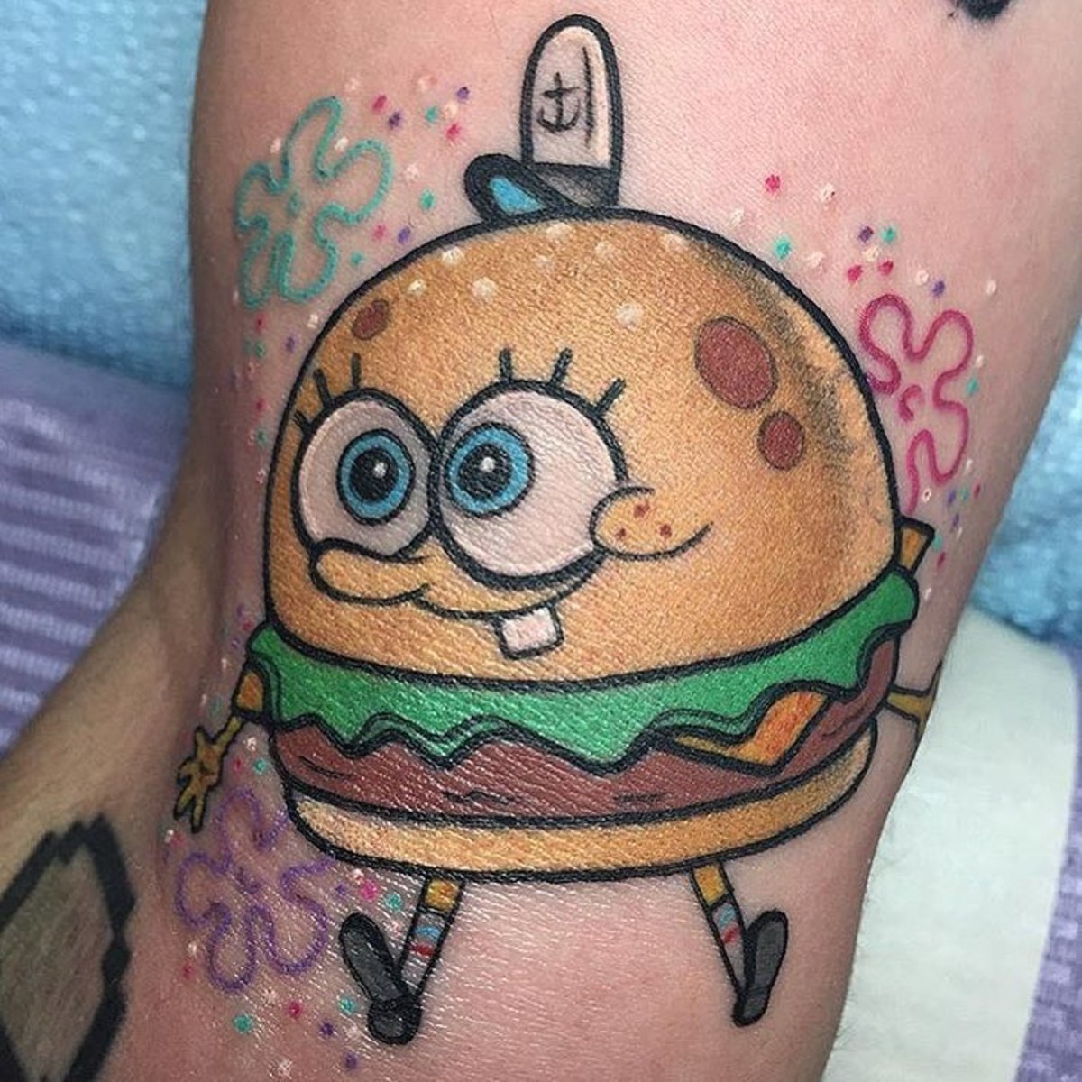 Wer lebt in einer Ananas unter dem Meer? Sponge Bob-Käse-Burger! Tattoo von Alex Strangler