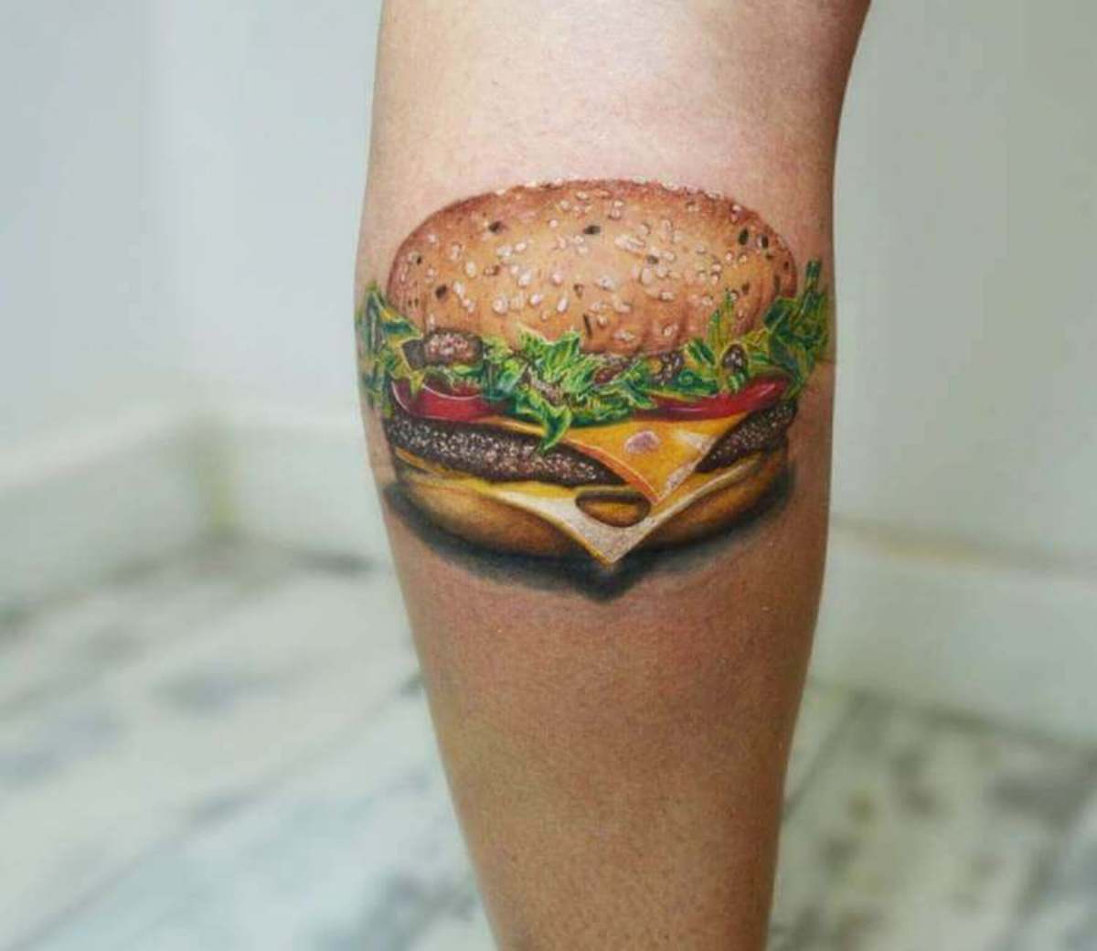 Mmm, wer liebt Schweizer nicht auf einem Burger? Tattoo von Andrea Morales