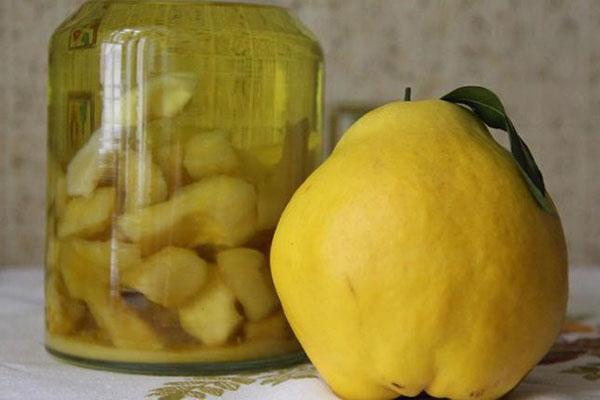 teinture sur les fruits de coing japonais