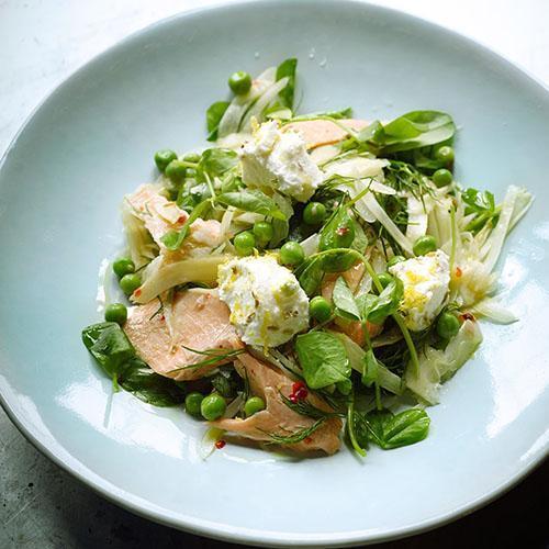 Frutos y hojas de guisantes en ensalada